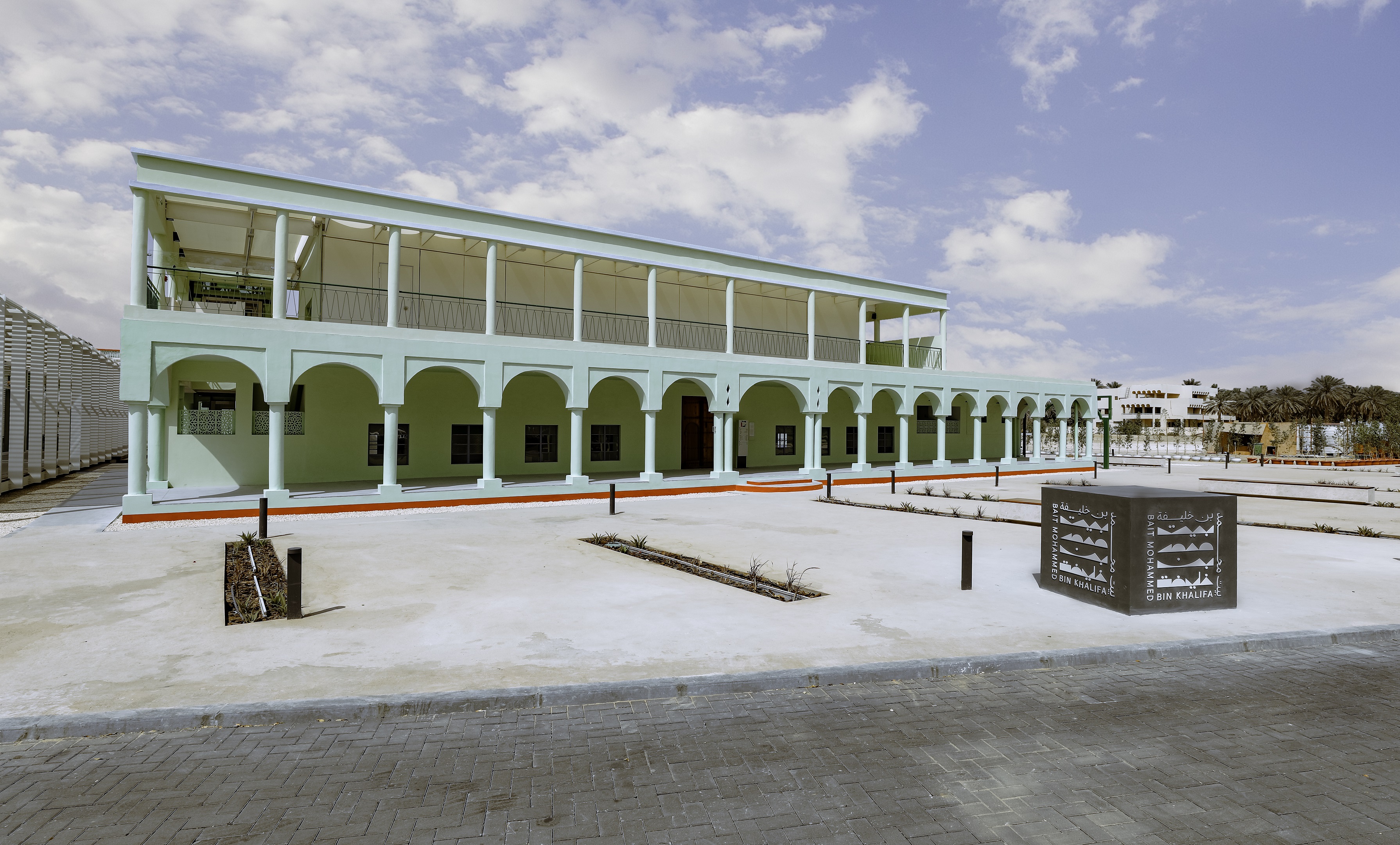  Le Bait Mohammed bin Khalifa, avec ses arches élégantes et ses teintes chaudes, incarne la richesse de l’architecture traditionnelle émiratie au cœur d’Al Ain.