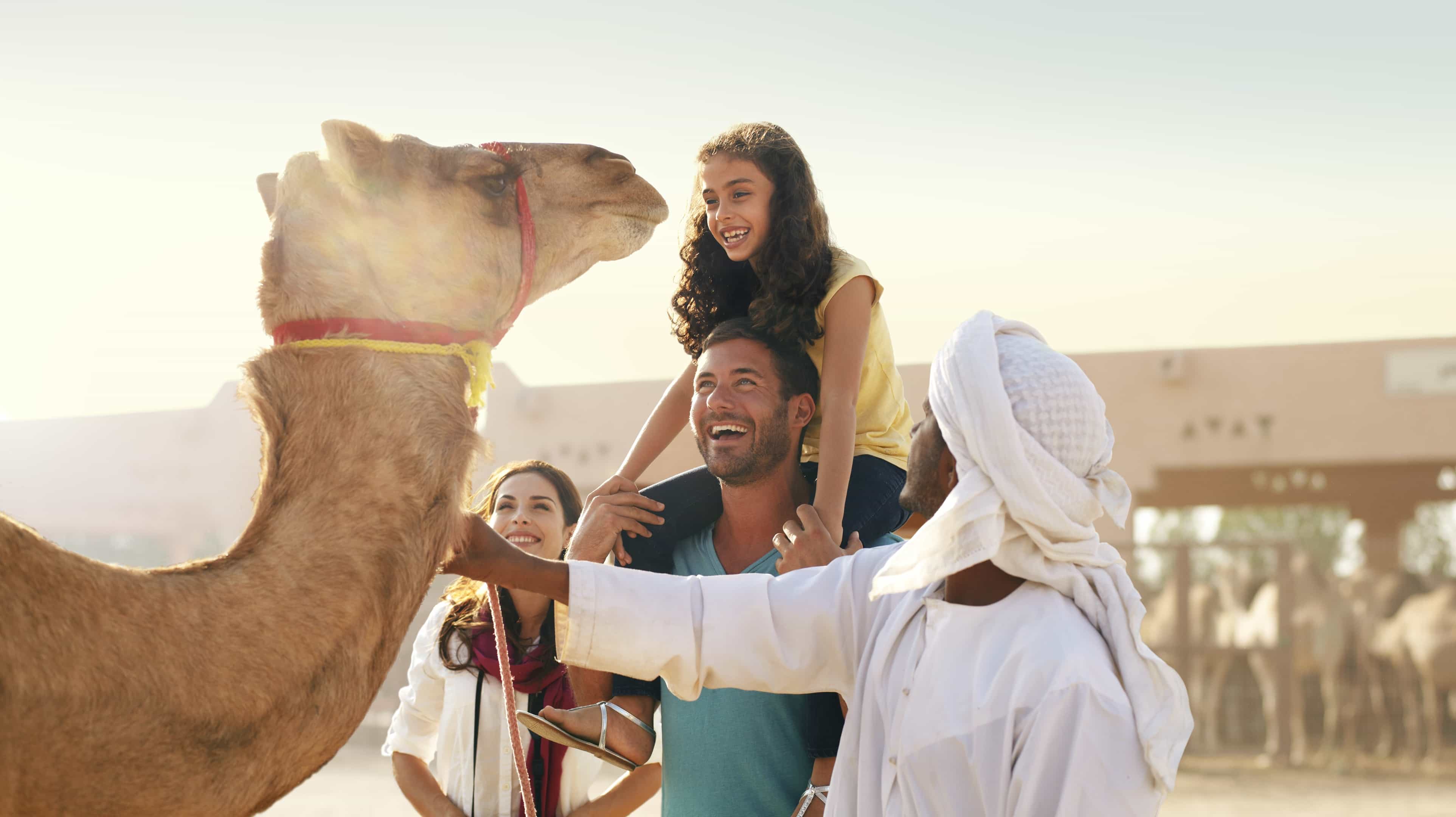 عائلة تنظر إلى أحد الجمال في سوق العين للجمال