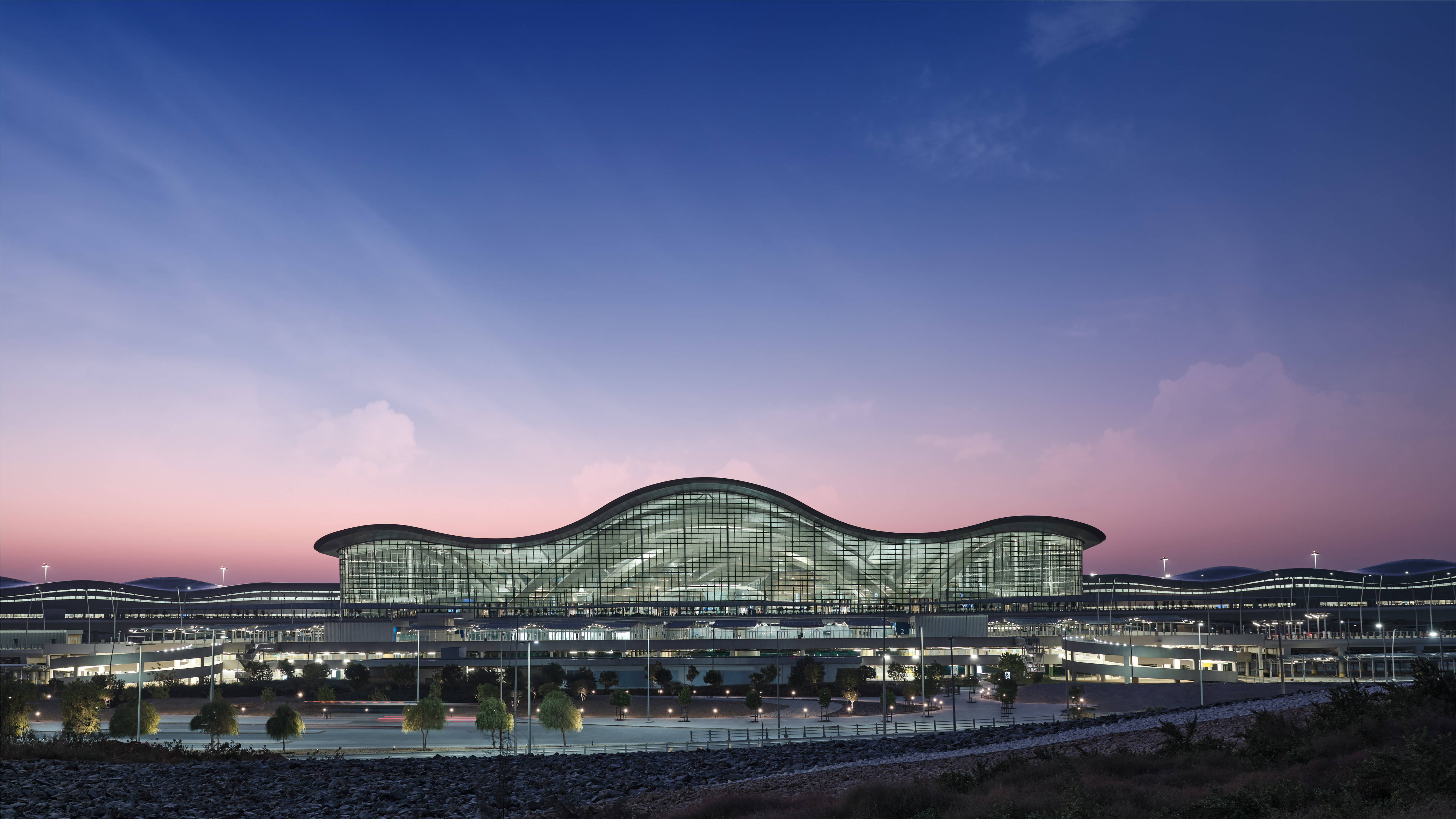 Vista panorámica exterior del Aeropuerto Internacional de Zayed en Abu Dhabi