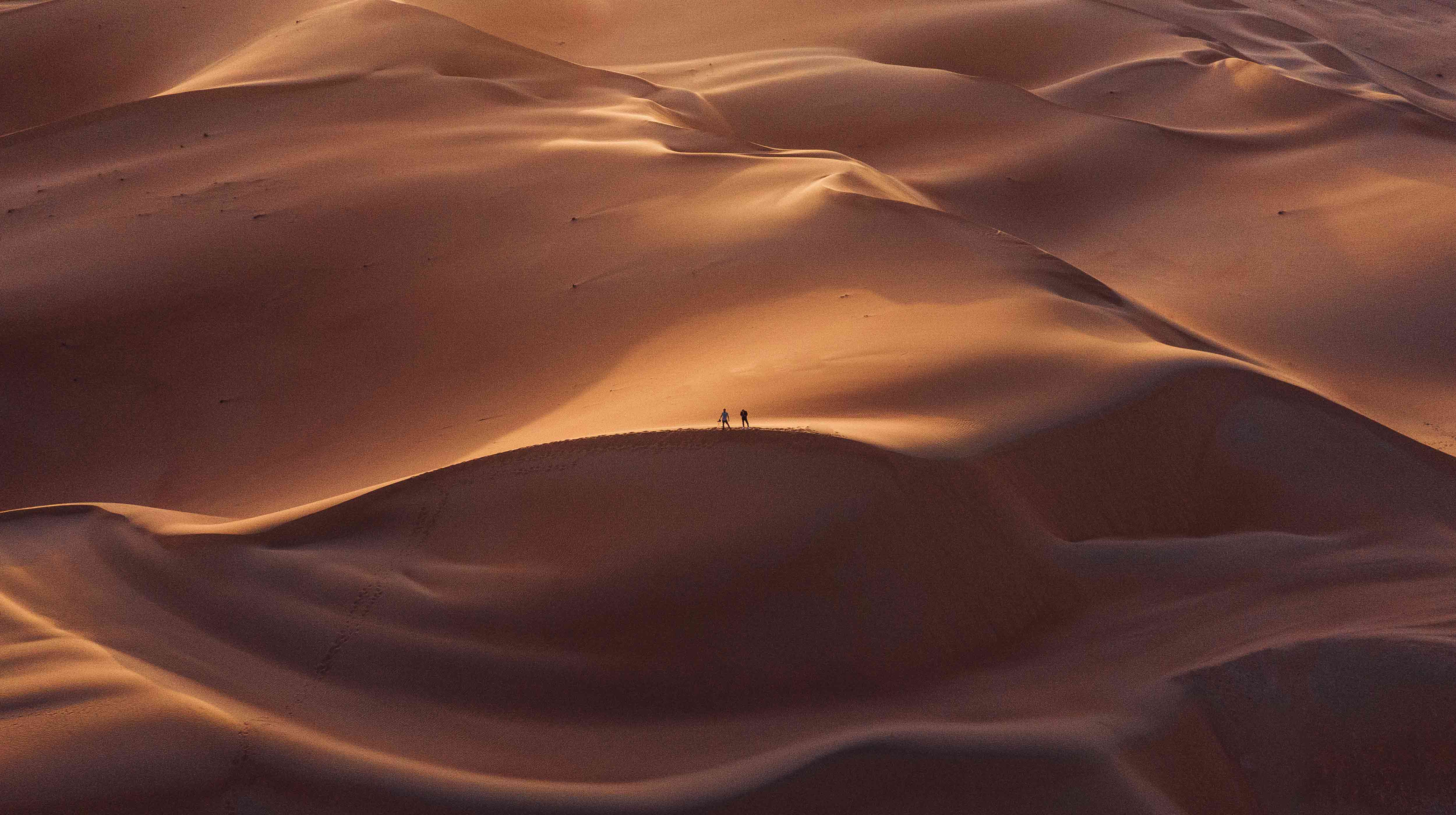 Due persone nel deserto.