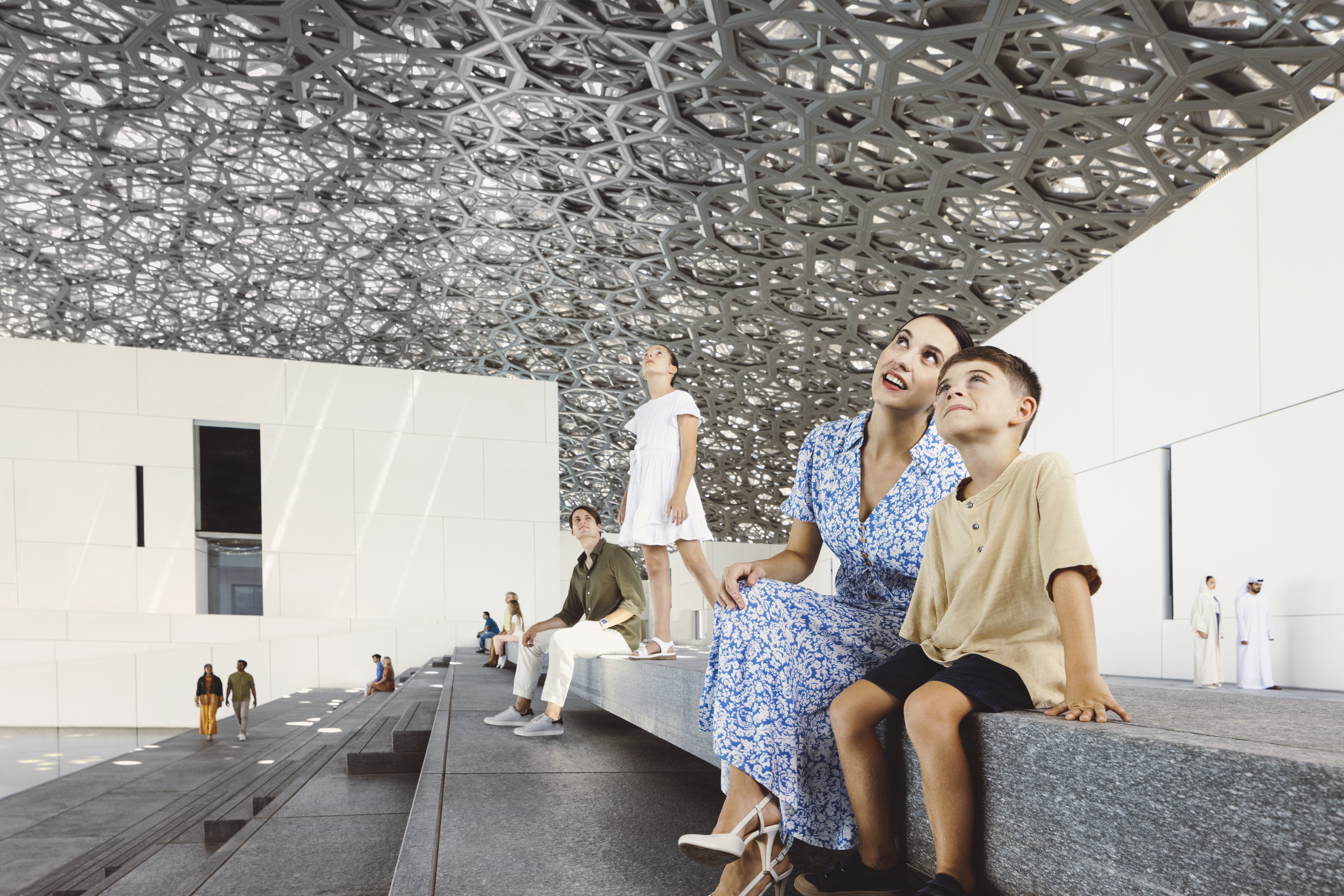  Découvrez le musée du Louvre Abu Dhabi, où l'art et l'architecture inspirent émerveillement et curiosité en famille. 