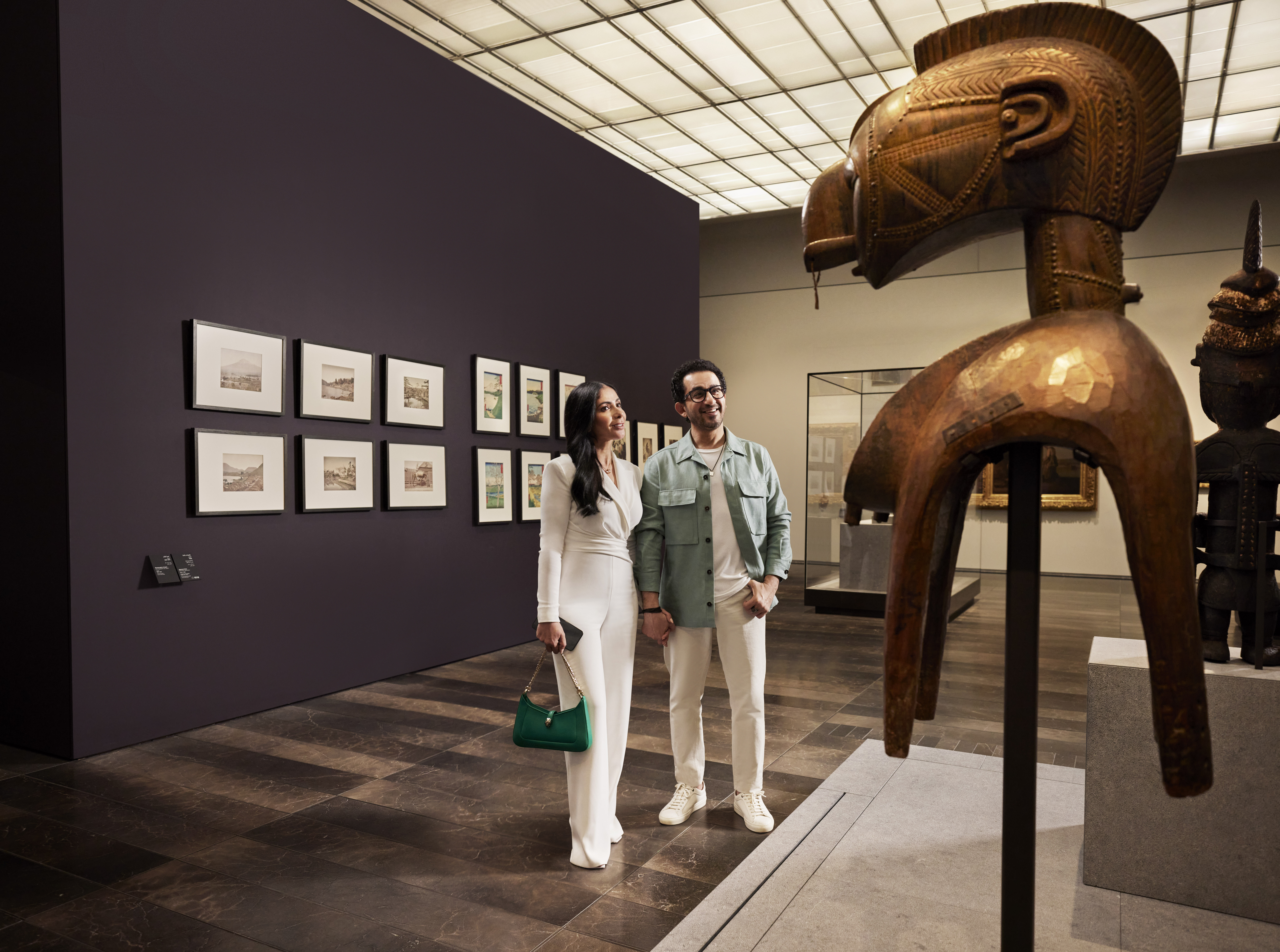  Dans le musée du Louvre Abu Dhabi, un couple admire une œuvre d'art, captivé par la richesse culturelle qu'offre cet espace unique. 