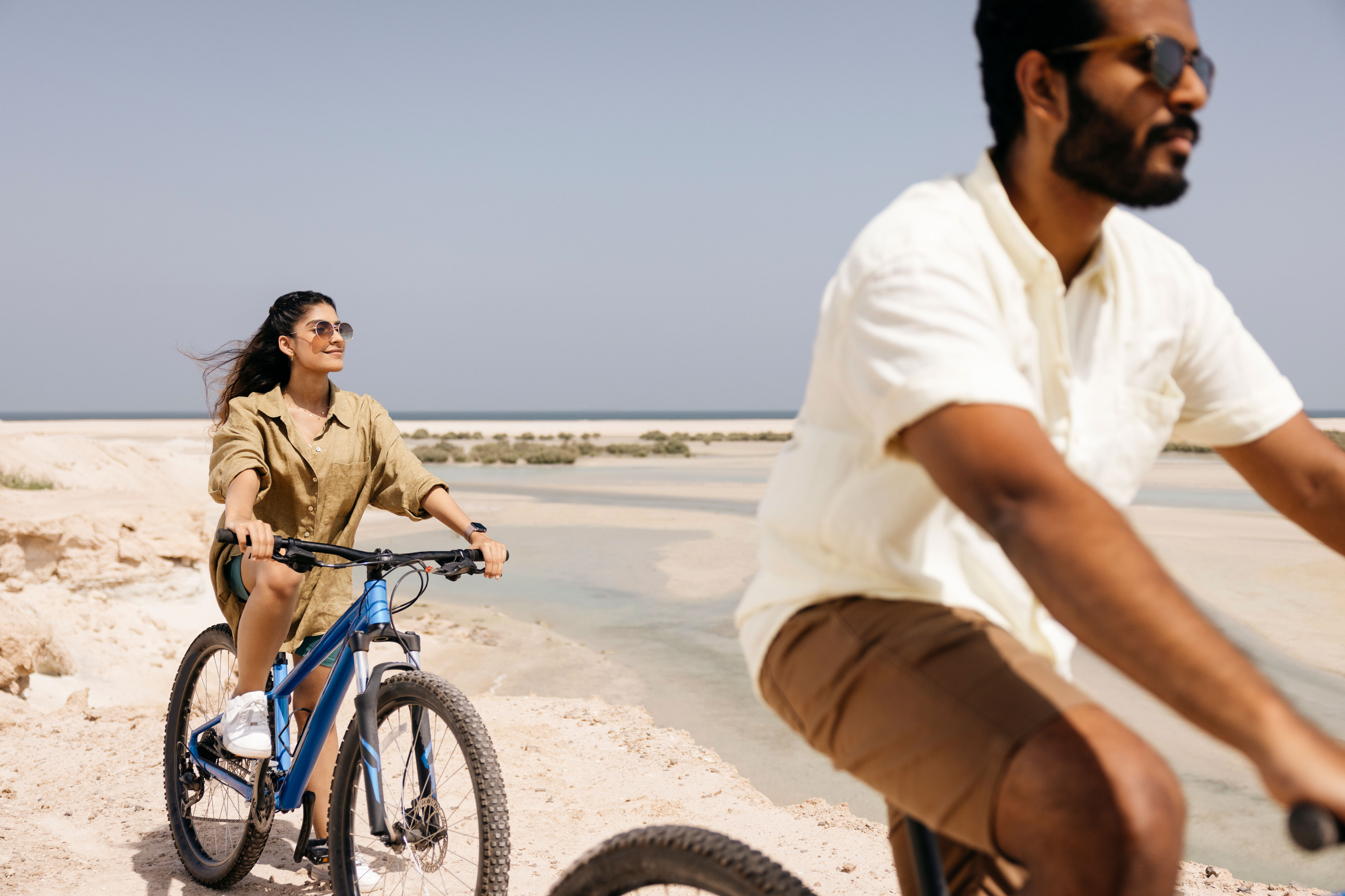  Sur l'île de Hudayriyat, un moment de liberté sur deux roues, où la beauté naturelle rencontre l'aventure. Évasion et sérénité au rendez-vous. 