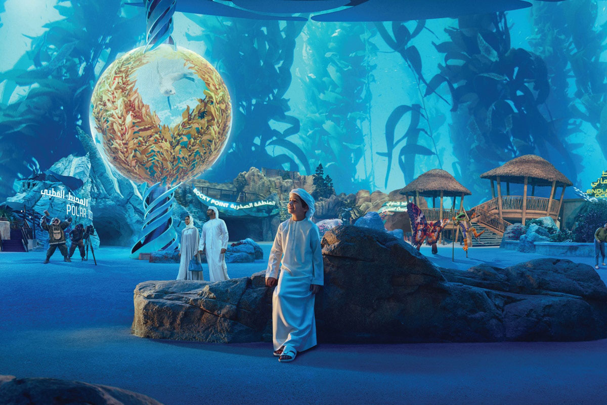 Visitatori di diverse età esplorano il parco marino SeaWorld Abu Dhabi sull'isola Yas